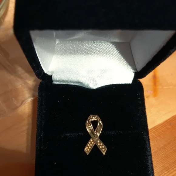 10k Yellow Gold Ribbon Pendent - Picture 2 of 2